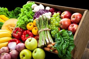 Овощи и фрукты в ящику 