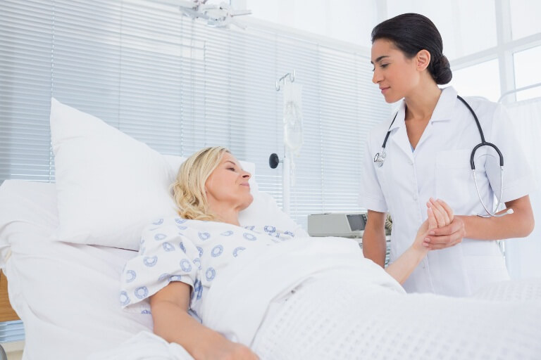 Полная медсестра хочет осмотреть пациента