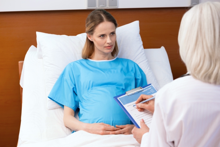 Беременная женщина и доктор