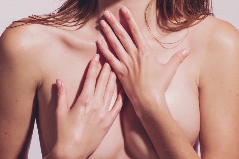 Руки на женской груди