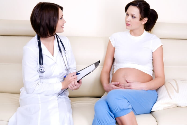 Доктор и беременная женщина 