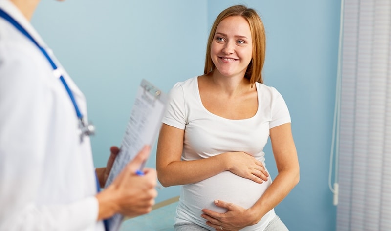 Доктор и беременная женщина