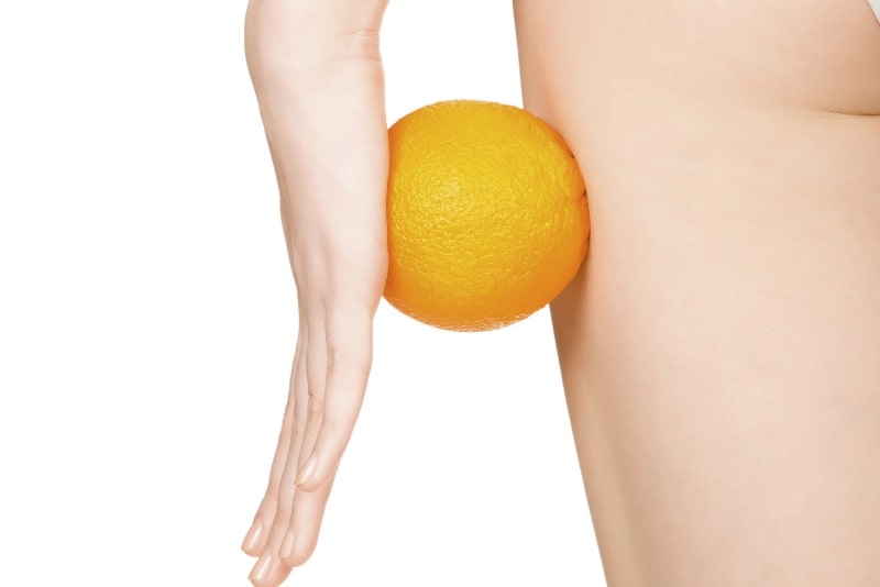 апельсин возле ноги 