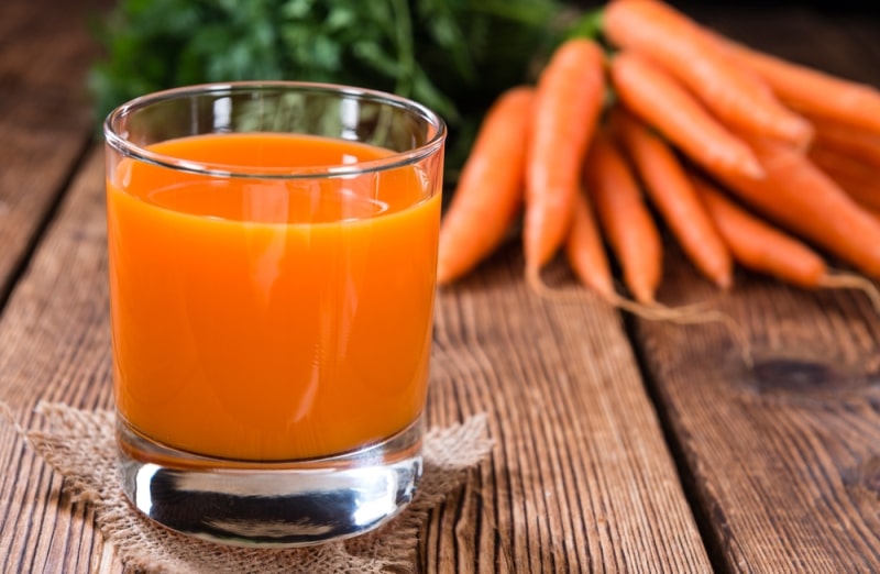 Морковный сок с морковью 