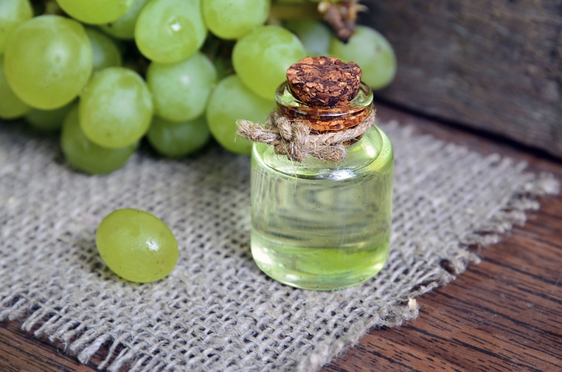 Виноградное масло в бутылочке 