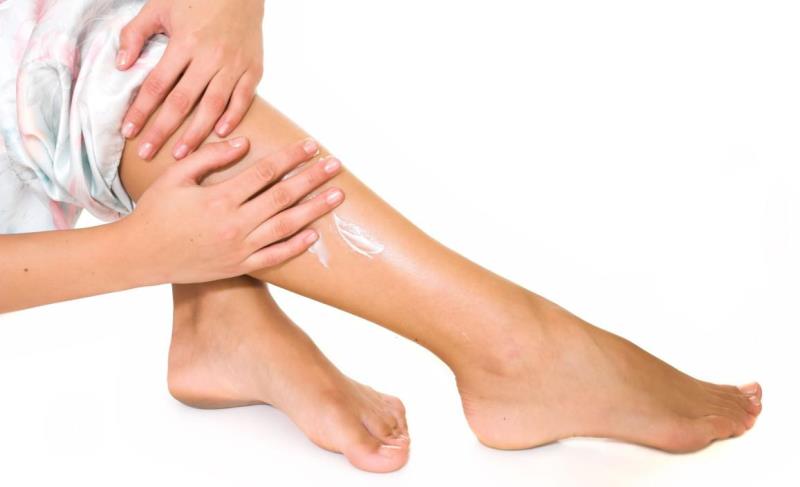 Нанесение крема на ноги 
